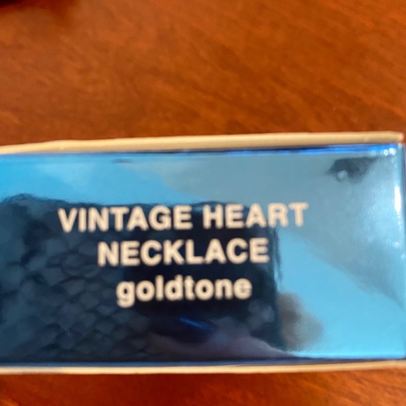 AVON Vintage Heart Necklace (New In Box) - Picture 7 of 7